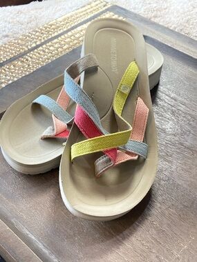 Minnetonka Hannah 2.0 Mti Color Strap Thong Sandal